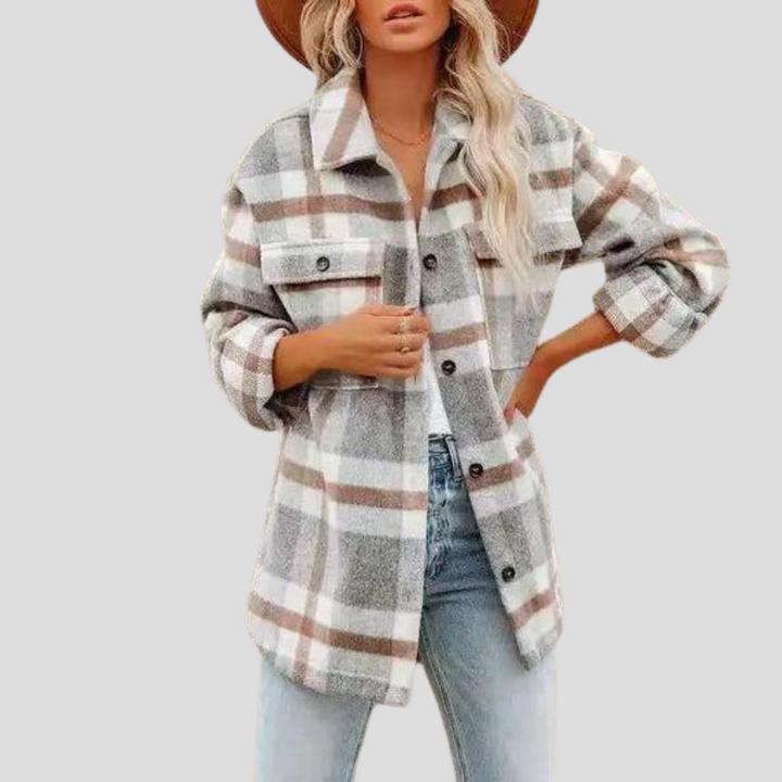 Moderiktig rutig dam skjortjacka. Mångsidig höftlång overshirt "Abbey", idealisk för trendiga lagerplagg.