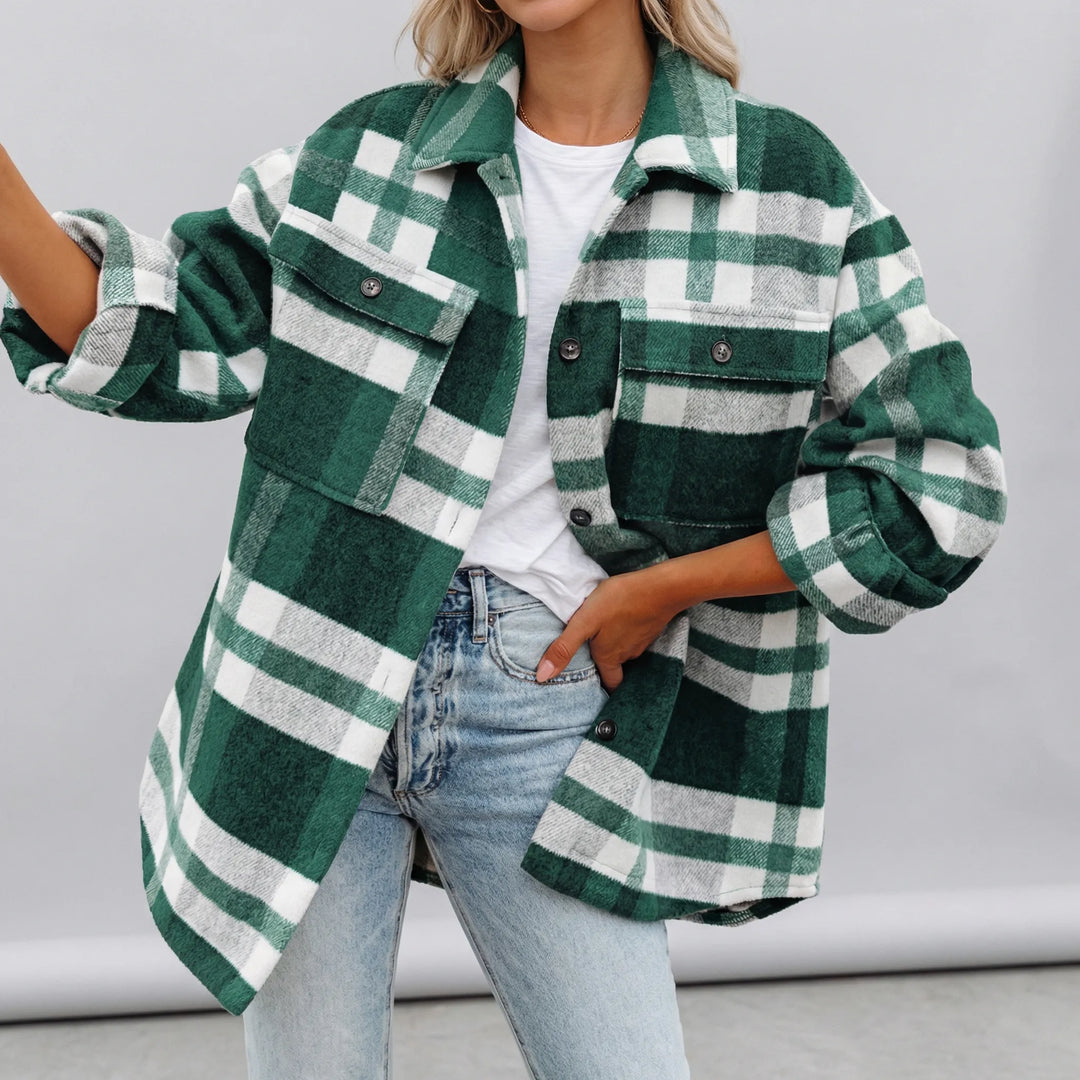 Mjuk och rutig dam overshirt, höftlång skjortjacka. Ett bekvämt lagerplagg för en avslappnad vardagslook.