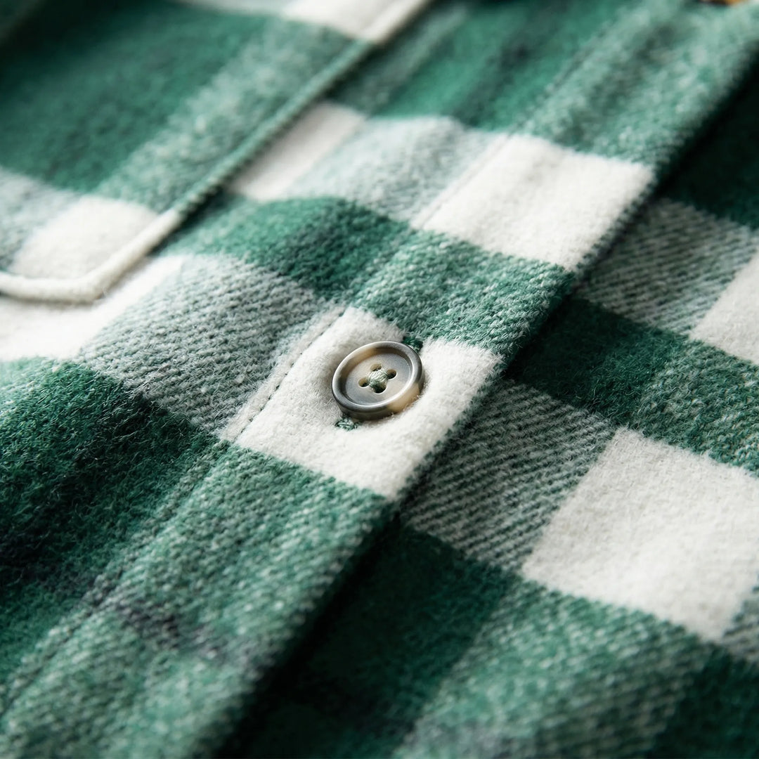 Kvinna bär trendig, rutig dam skjortjacka, höftlång overshirt. Perfekt för lager på lager och vardagsmode.