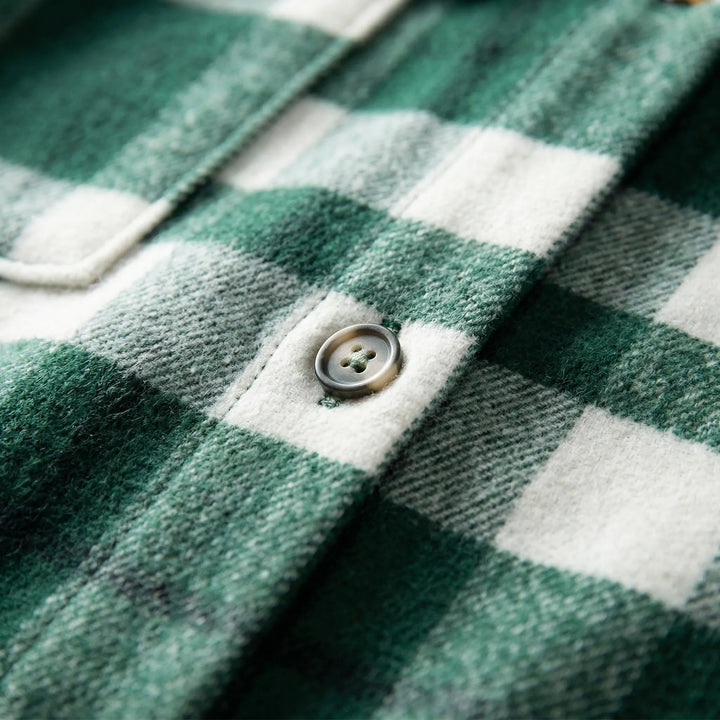 Kvinna bär trendig, rutig dam skjortjacka, höftlång overshirt. Perfekt för lager på lager och vardagsmode.
