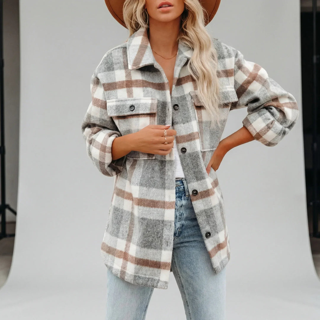 Detaljbild av rutig dam skjortjacka med knappar. Höftlång overshirt för avslappnad och mångsidig vardagsstil.