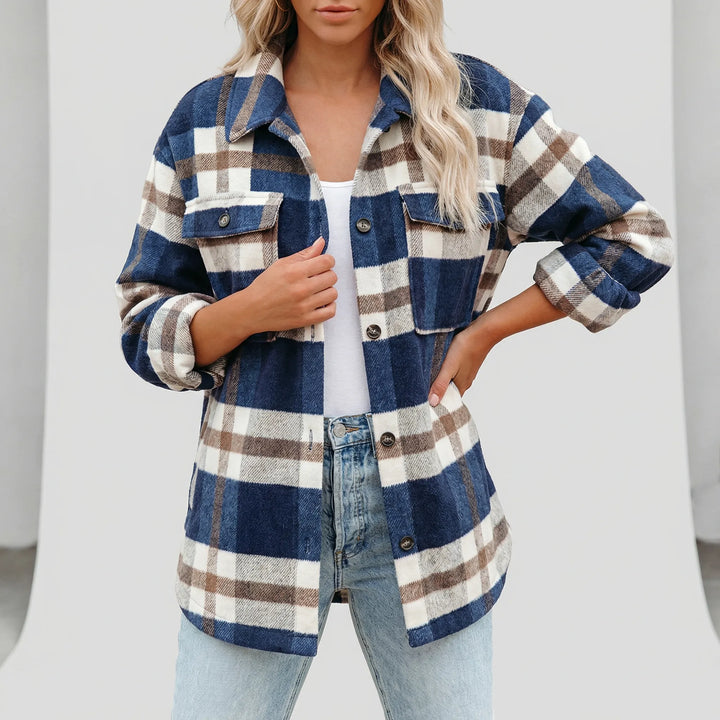 Vardagsredo rutig dam overshirt, höftlång skjortjacka. Mångsidigt plagg för en bekväm och modern look.