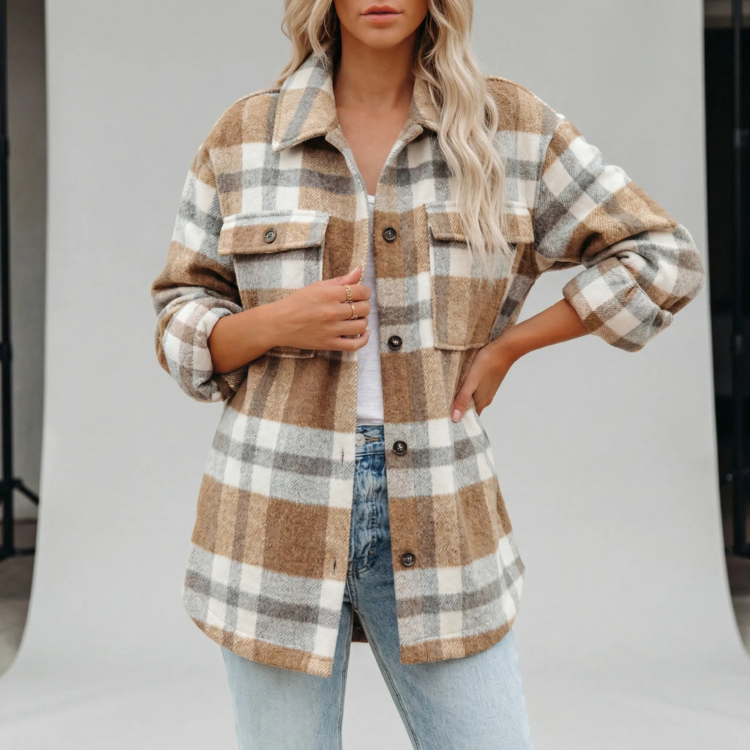 Rutig skjortjacka för dam, höftlång. Denna avslappnade overshirt är ett måste för höstens vardagsgarderob.