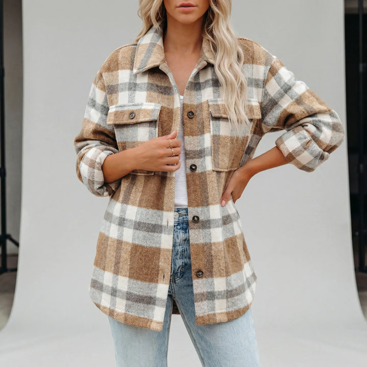 Rutig skjortjacka för dam, höftlång. Denna avslappnade overshirt är ett måste för höstens vardagsgarderob.
