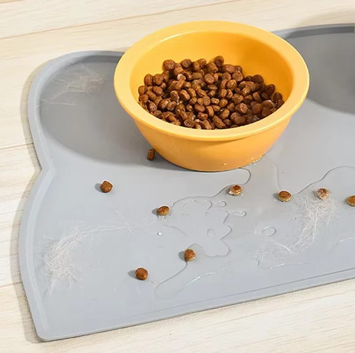 Kattskålsmatta i silikon med upphöjda kanter. Fångar effektivt upp spill och vätska.