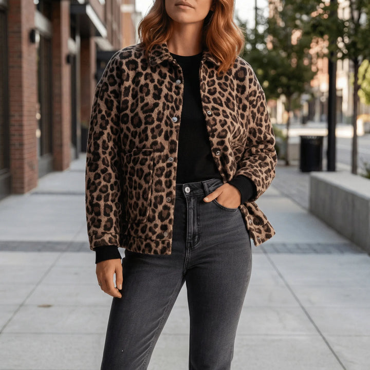 Rymlig dam bomberjacka med trendigt leopardmönster. Perfekt övergångsjacka för kvinnor, Lucy modell.