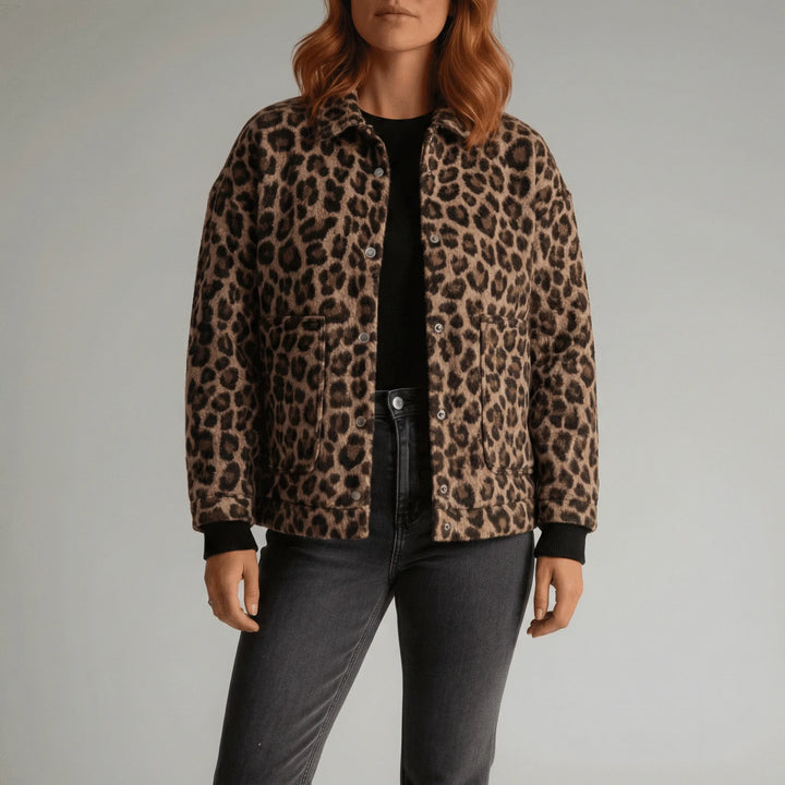 Mönstrad bomberjacka för dam, perfekt som vardagsjacka. Stilren casual ytterkläder med leopardprint.