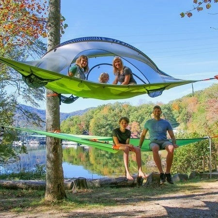 Rymlig grön triangelhängmatta för camping och äventyr. Perfekt sovlösning för familjer i naturen.