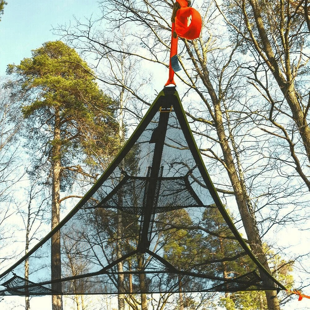Rymlig triangelhängmatta under lövträd, idealisk plats för avkoppling och friluftsliv.