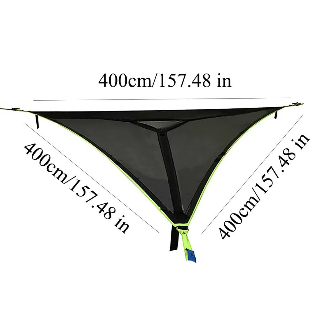 Triangelhängmatta för camping, visas med regnskydd för optimalt allvädersbruk.