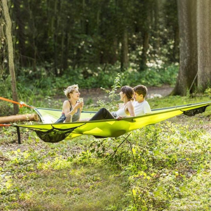 Svart bärbar triangelhängmatta monterad i skogen. Idealisk för grupphäng och friluftsliv.