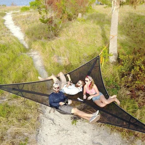 Enkel uppsättning av rymlig triangelhängmatta, perfekt för snabba campingresor.