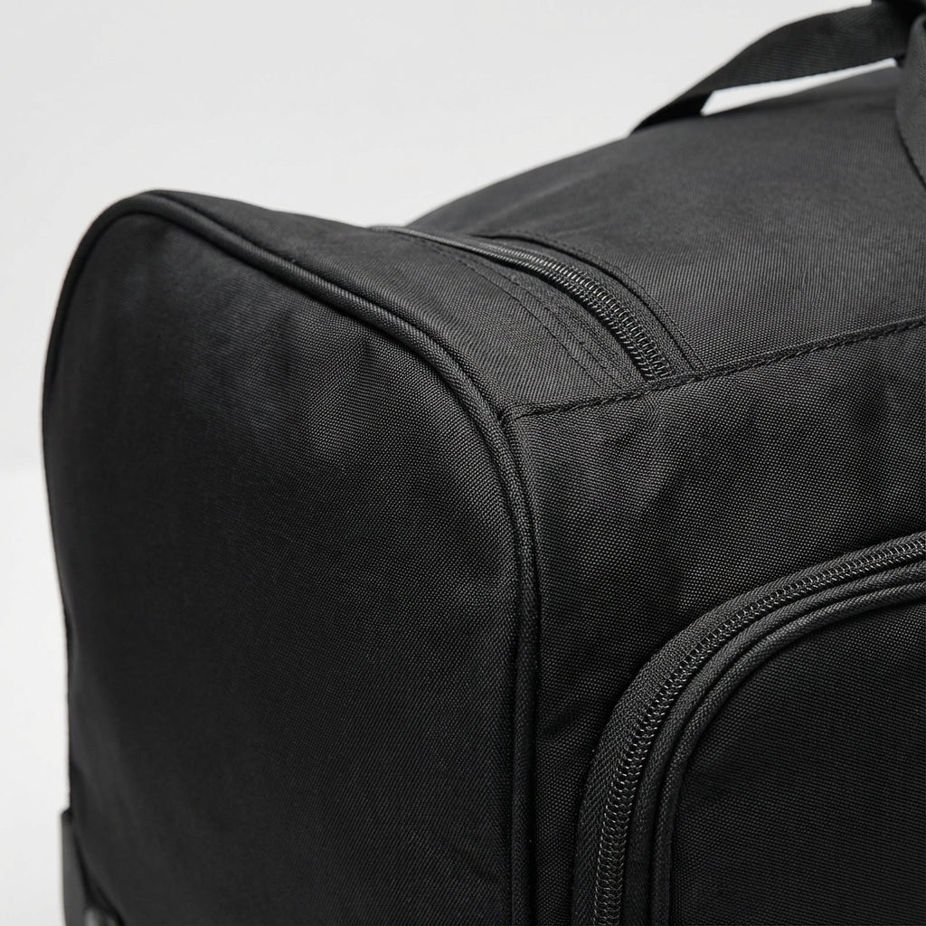 Stor resväska med hjul för enkel transport av bagage. Rymlig design gör packning inför resan bekväm.