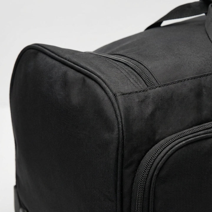 Stor resväska med hjul för enkel transport av bagage. Rymlig design gör packning inför resan bekväm.