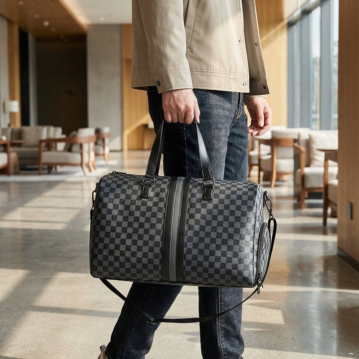 Rymlig svart/vit resväska med elegant rutmönster, perfekt för weekendresor och stilfull packning.