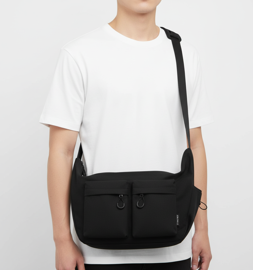 Multifunktionell skolväska och arbetsväska. Rymlig unisex axelväska i slitstark canvas, idealisk för laptop.