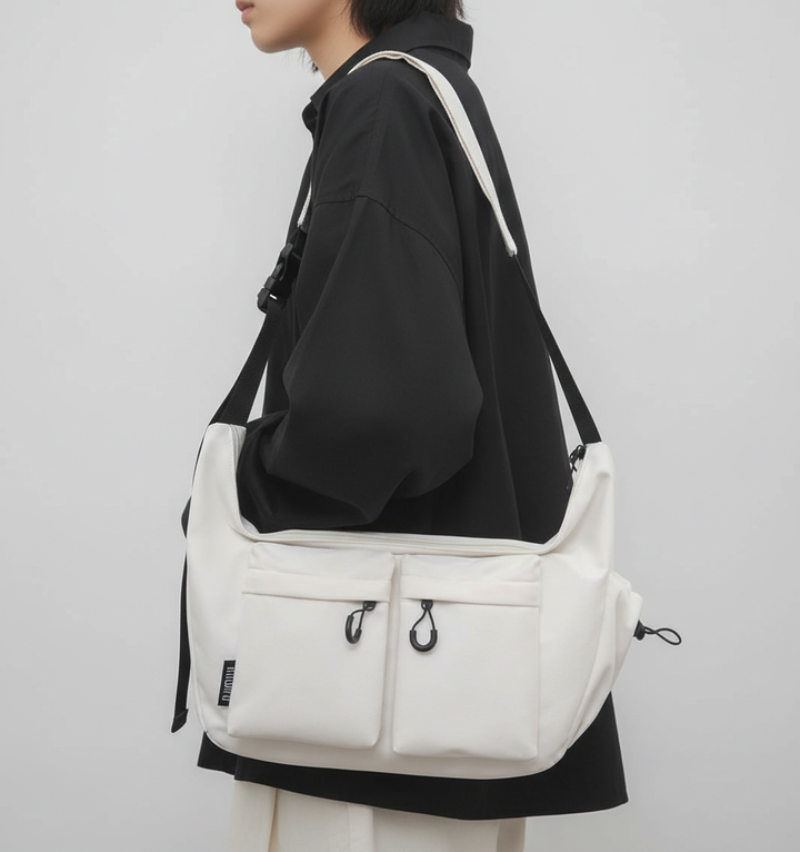 Rymlig tygväska, idealisk som multifunktionell axelväska. Perfekt för skola, jobb och dagliga ärenden. Unisex.