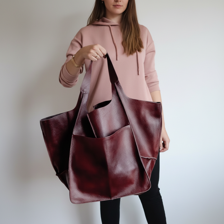 Baksida av vegansk shopper. Rymlig axelremsväska i konstläder, flexibel för enkel transport.
