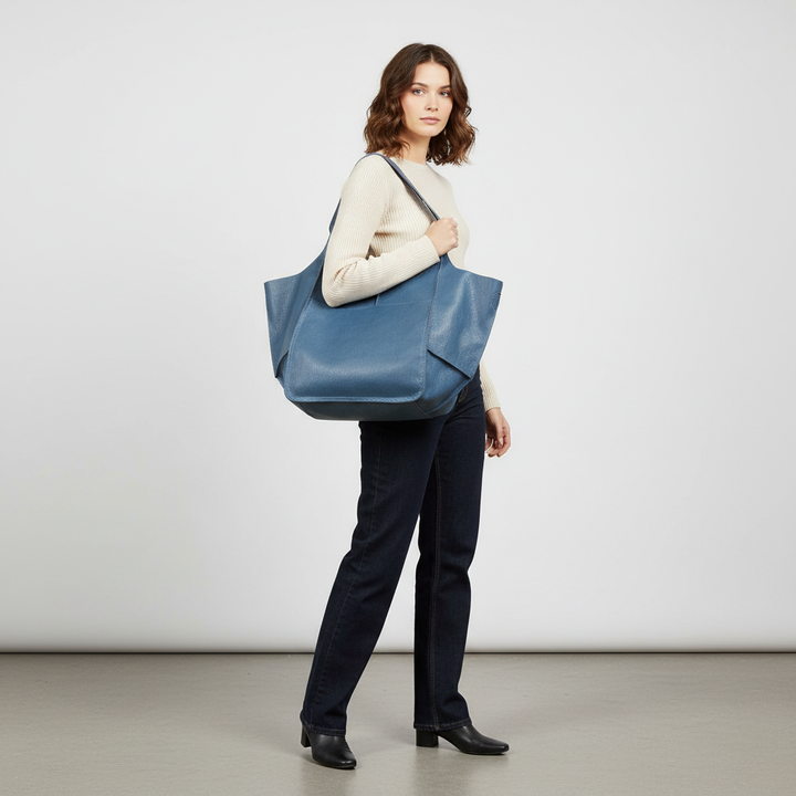 Moderiktig vegansk handväska. Elegant shopper i konstläder med flexibel design, passar många tillfällen.