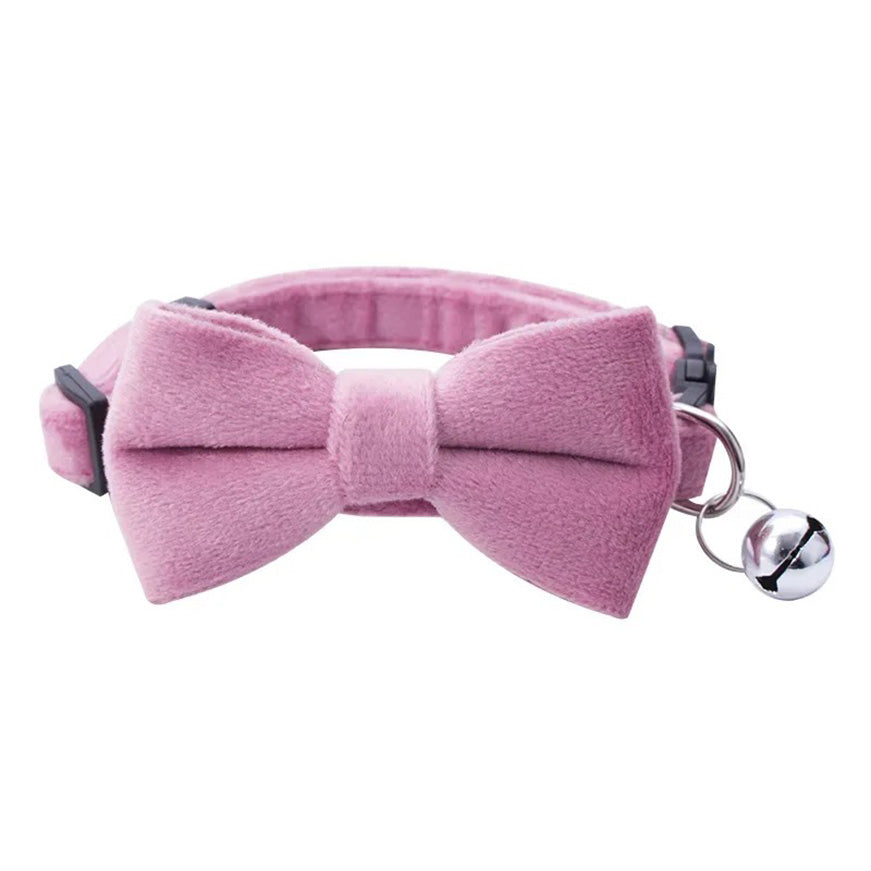 Elegant katthalsband med rosett, säkerhetsfunktion & bjällra. Perfekt husdjursaccessoar för katter.