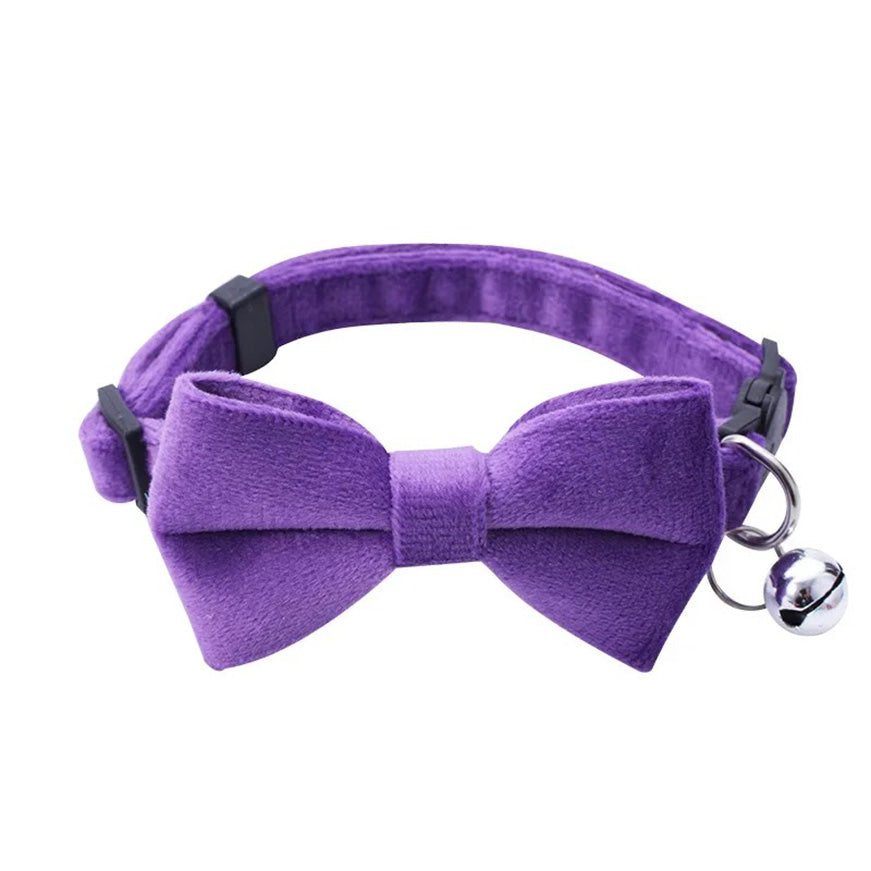 Bekvämt & säkert katthalsband med söt rosett och bjällra, justerbart för alla katter. En trendig accessoar.