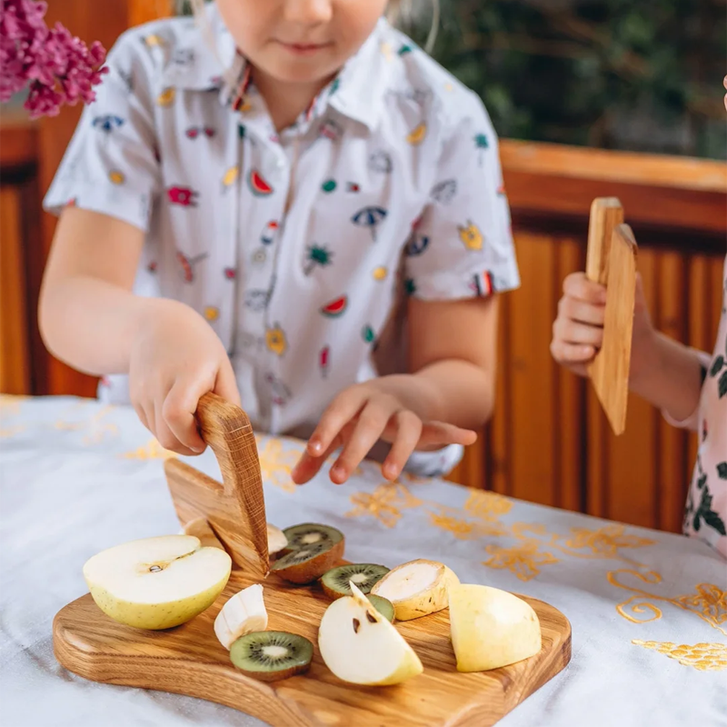 "Säker Montessori barnkniv i naturligt trä för barnköket, trubbig design och ergonomiskt grepp, perfekt för små händer."