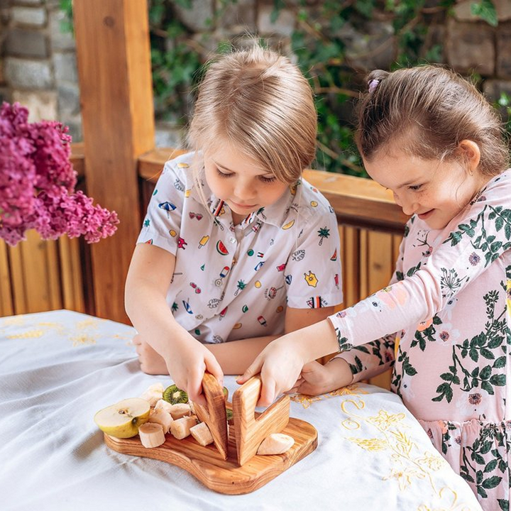 "Säker Montessori barnkniv i naturligt trä för barnköket, trubbig design och ergonomiskt grepp, perfekt för små händer."