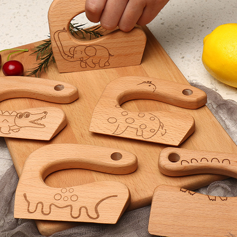"Säker Montessori barnkniv i naturligt trä för barnköket, trubbig design och ergonomiskt grepp, perfekt för små händer."