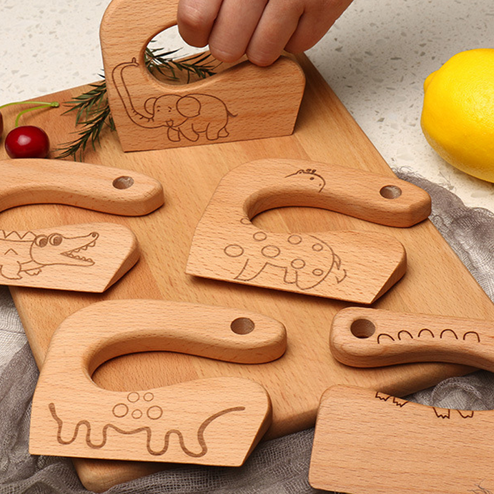 "Säker Montessori barnkniv i naturligt trä för barnköket, trubbig design och ergonomiskt grepp, perfekt för små händer."