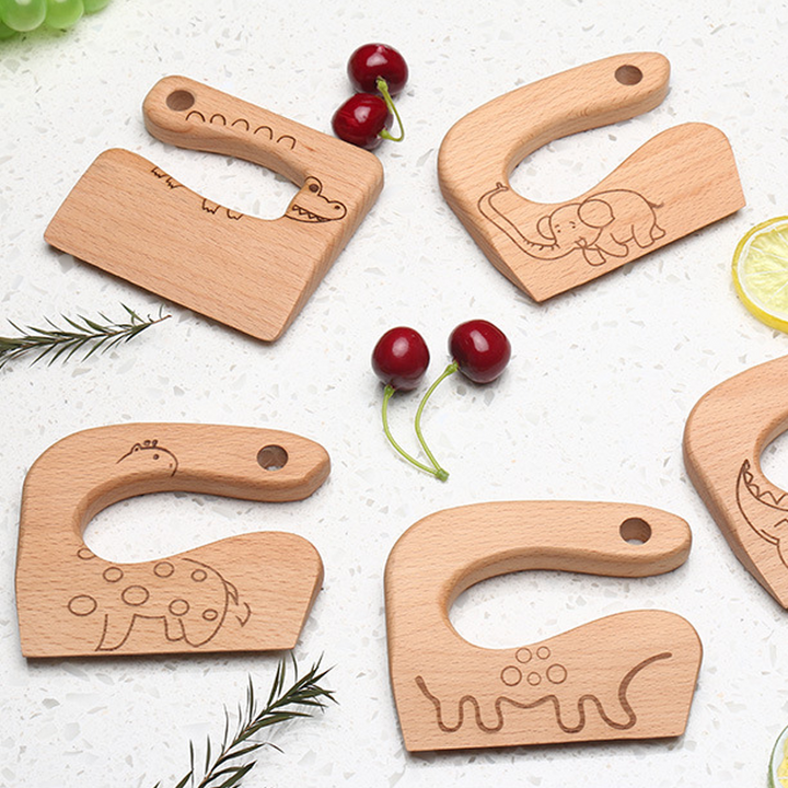 "Säker Montessori barnkniv i naturligt trä för barnköket, trubbig design och ergonomiskt grepp, perfekt för små händer."