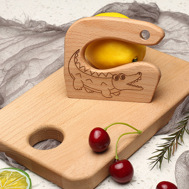 "Säker Montessori barnkniv i naturligt trä för barnköket, trubbig design och ergonomiskt grepp, perfekt för små händer."