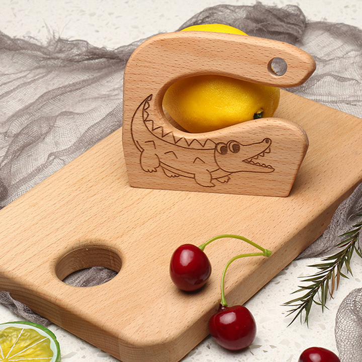 "Säker Montessori barnkniv i naturligt trä för barnköket, trubbig design och ergonomiskt grepp, perfekt för små händer."