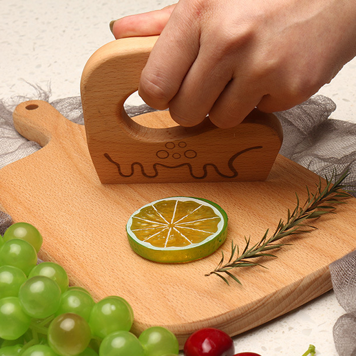 "Säker Montessori barnkniv i naturligt trä för barnköket, trubbig design och ergonomiskt grepp, perfekt för små händer."