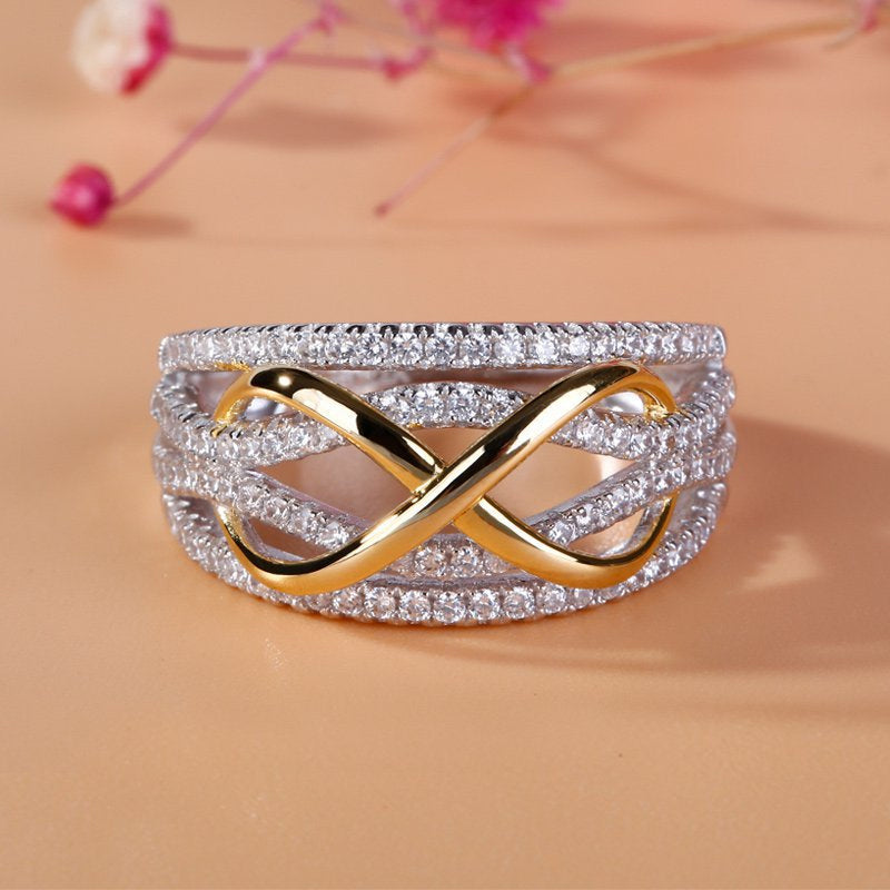 Sammanlänkade ringar i hållbar legering, elegant design. Perfekt som symbol för kärlek mellan mor och dotter.