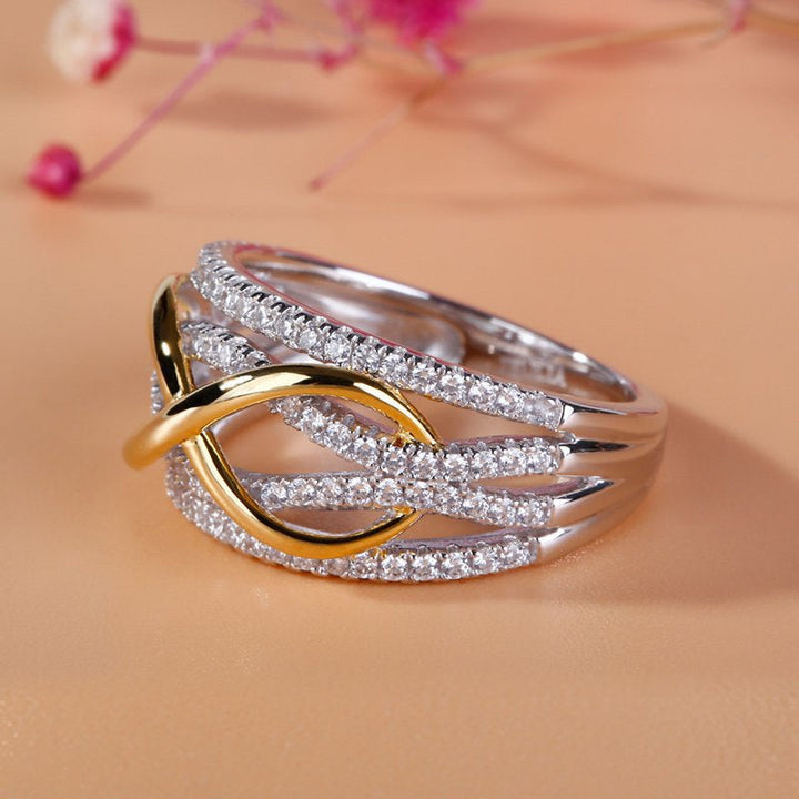 Sammanlänkade ringar i hållbar legering, elegant design. Perfekt som symbol för kärlek mellan mor och dotter.