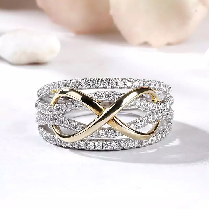 Sammanlänkade ringar i hållbar legering, elegant design. Perfekt som symbol för kärlek mellan mor och dotter.