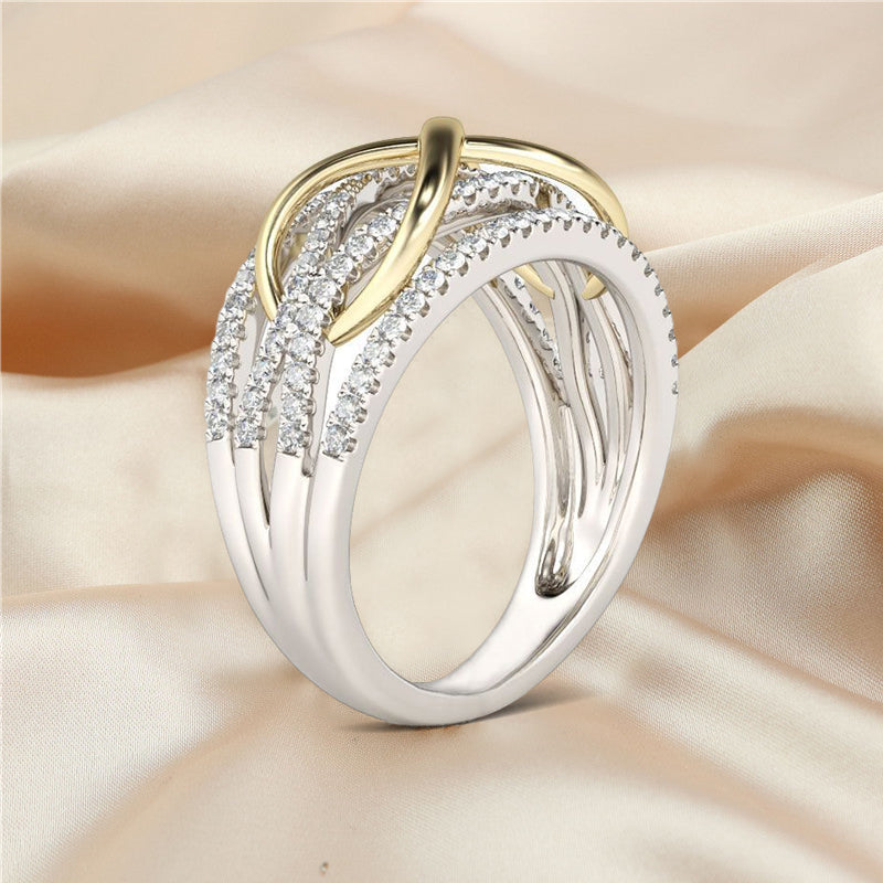 Sammanlänkade ringar i hållbar legering, elegant design. Perfekt som symbol för kärlek mellan mor och dotter.