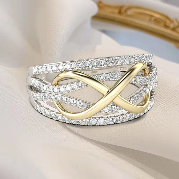 Sammanlänkade ringar i hållbar legering, elegant design. Perfekt som symbol för kärlek mellan mor och dotter.