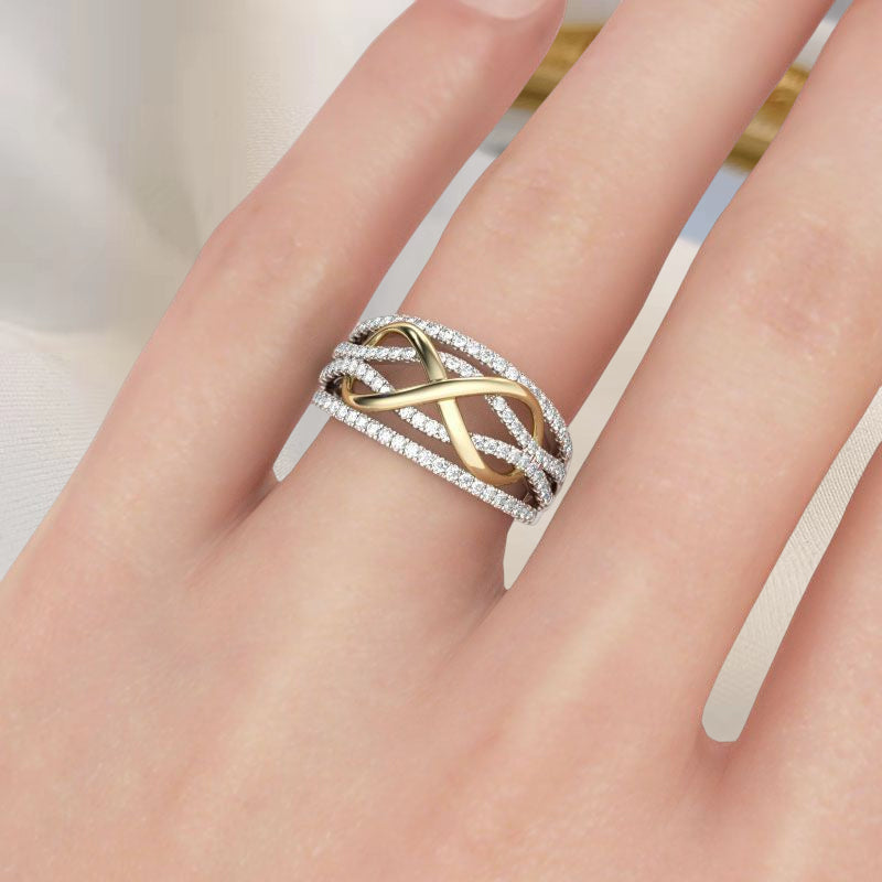 Sammanlänkade ringar i hållbar legering, elegant design. Perfekt som symbol för kärlek mellan mor och dotter.
