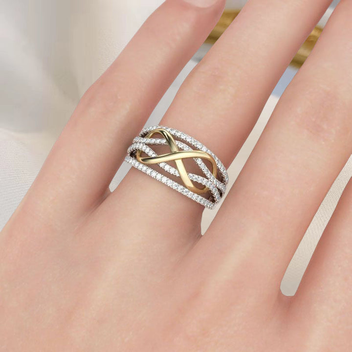 Sammanlänkade ringar i hållbar legering, elegant design. Perfekt som symbol för kärlek mellan mor och dotter.