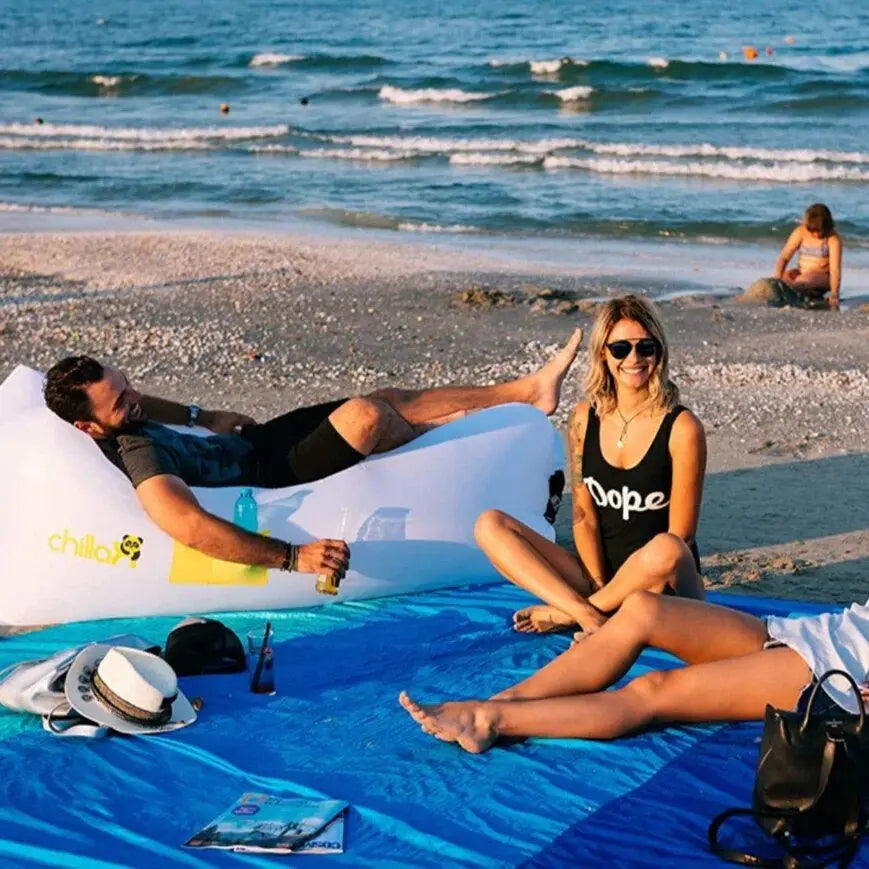 Mångsidig strandfilt för camping, picknick och utomhusaktiviteter, vattentålig och portabel.