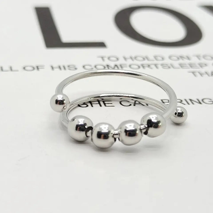 Serena avstressande spinnerring för kvinnor i silver. Elegant justerbar ångestring, perfekt vardagssmycke.