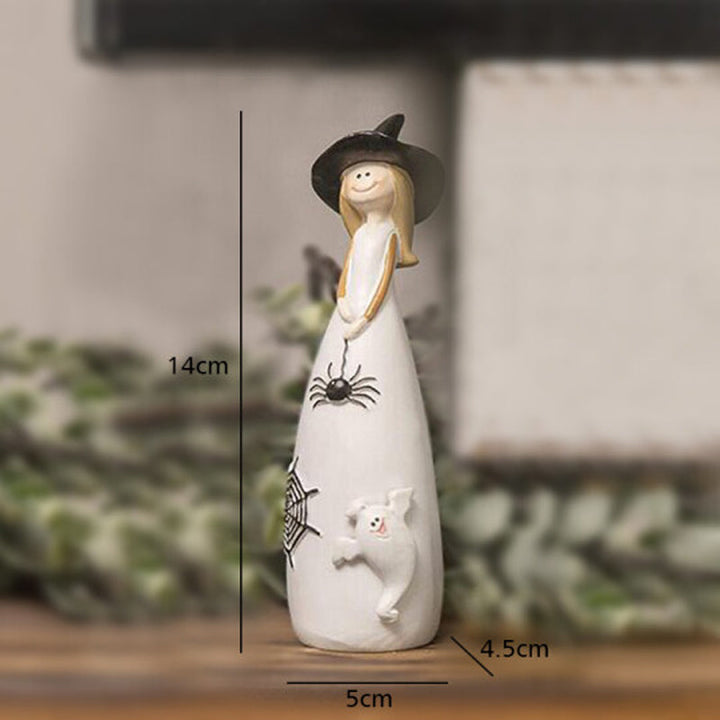 "Set med 3 Halloween häxor i detaljrikt resin, med spetsiga hattar, spindlar, pumpor och en svart katt på stabil bas."