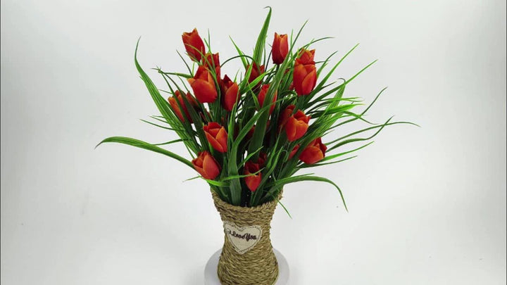 Mycket realistiska fusktulpaner med naturlig struktur för övertygande blomsterarrangemang.