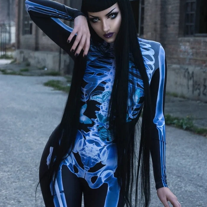 "Sexig dam Halloween bodysuit med dödskalletryck och figurnära passform, reaktiv i UV-ljus, bekvämt lycratyg."