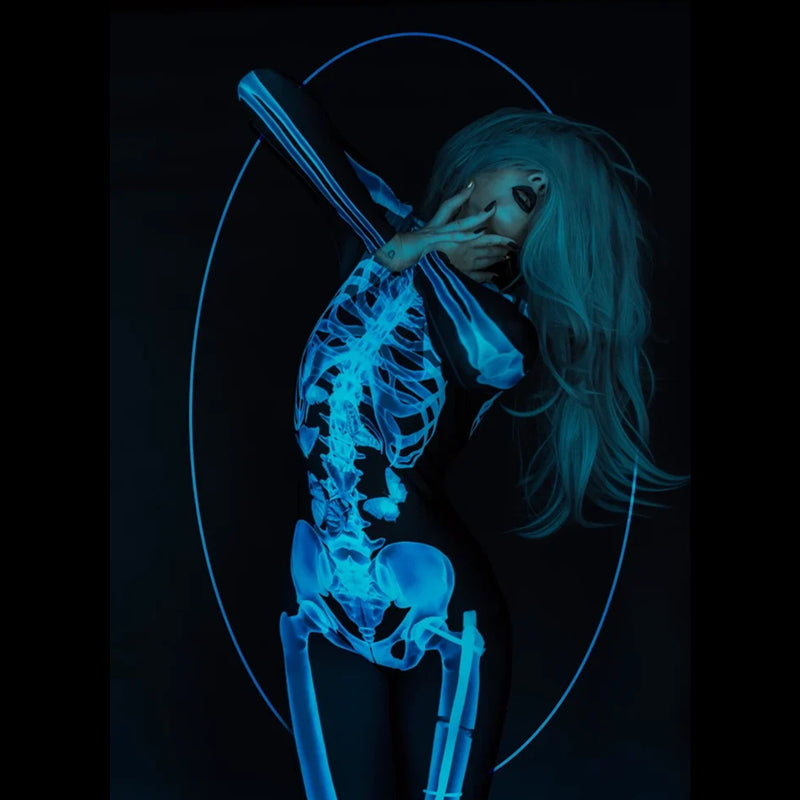 "Sexig dam Halloween bodysuit med dödskalletryck och figurnära passform, reaktiv i UV-ljus, bekvämt lycratyg."