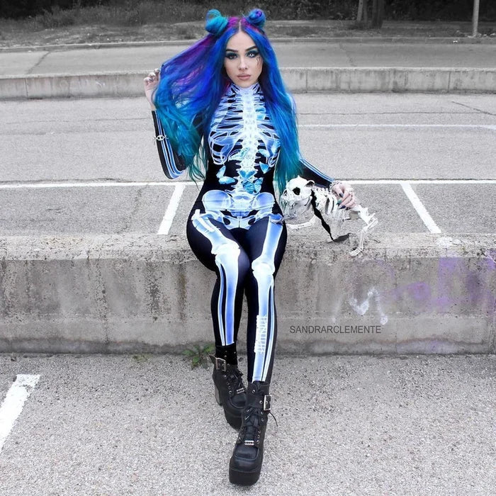 "Sexig dam Halloween bodysuit med dödskalletryck och figurnära passform, reaktiv i UV-ljus, bekvämt lycratyg."