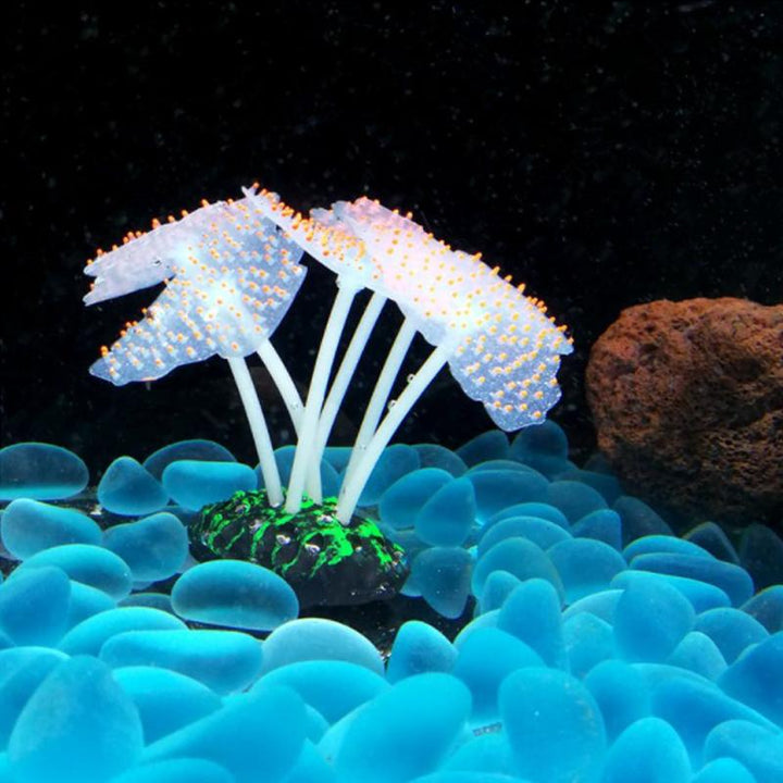 "Silikon glödande akvarium korall i fluorescerande färger, realistiskt och flexibelt, perfekt dekoration för fiskakvarium."