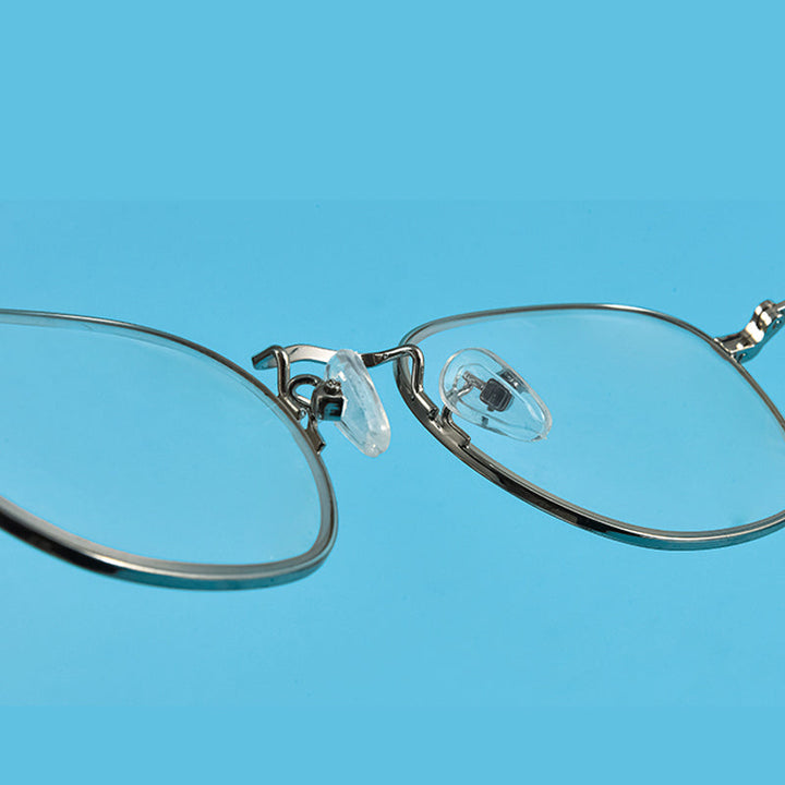 "Silikon näskyddsset: mjuka genomskinliga kuddar med plastfodral, idealisk för komfortabel glasögonanvändning."