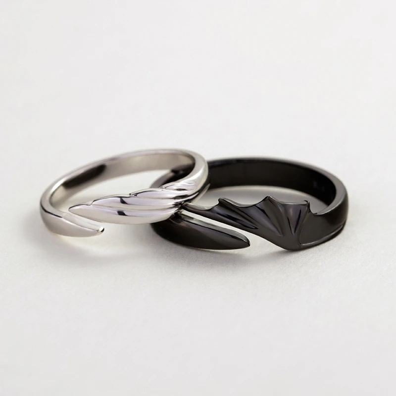 Silver Angel And Demon Par Ringen för män och kvinnor, elegant kontrast av svart och vitt, symboliserar tidlös kärlek.